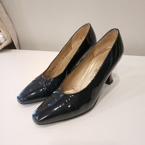 Sz 6.5B Black St. John Vintage Black Gold Heels
